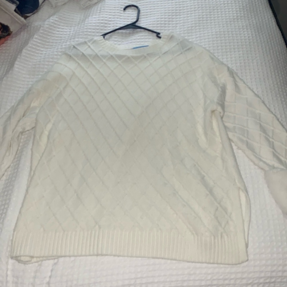 brand is CeCe like the beanies.color is white and size is medium but runs big.